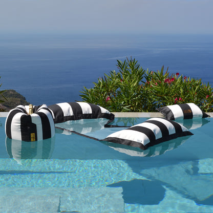 Schwarz weiß gestreifte Wasserhängematte im Pool schwebend der chillisy Sveti Stefan Kollektion, hergestellt in Deutschland.