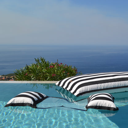 Schwarz weiß gestreifte Wasserhängematte mit Pool Sitzsack im Pool schwebend der chillisy Sveti Stefan Kollektion, hergestellt in Deutschland.
