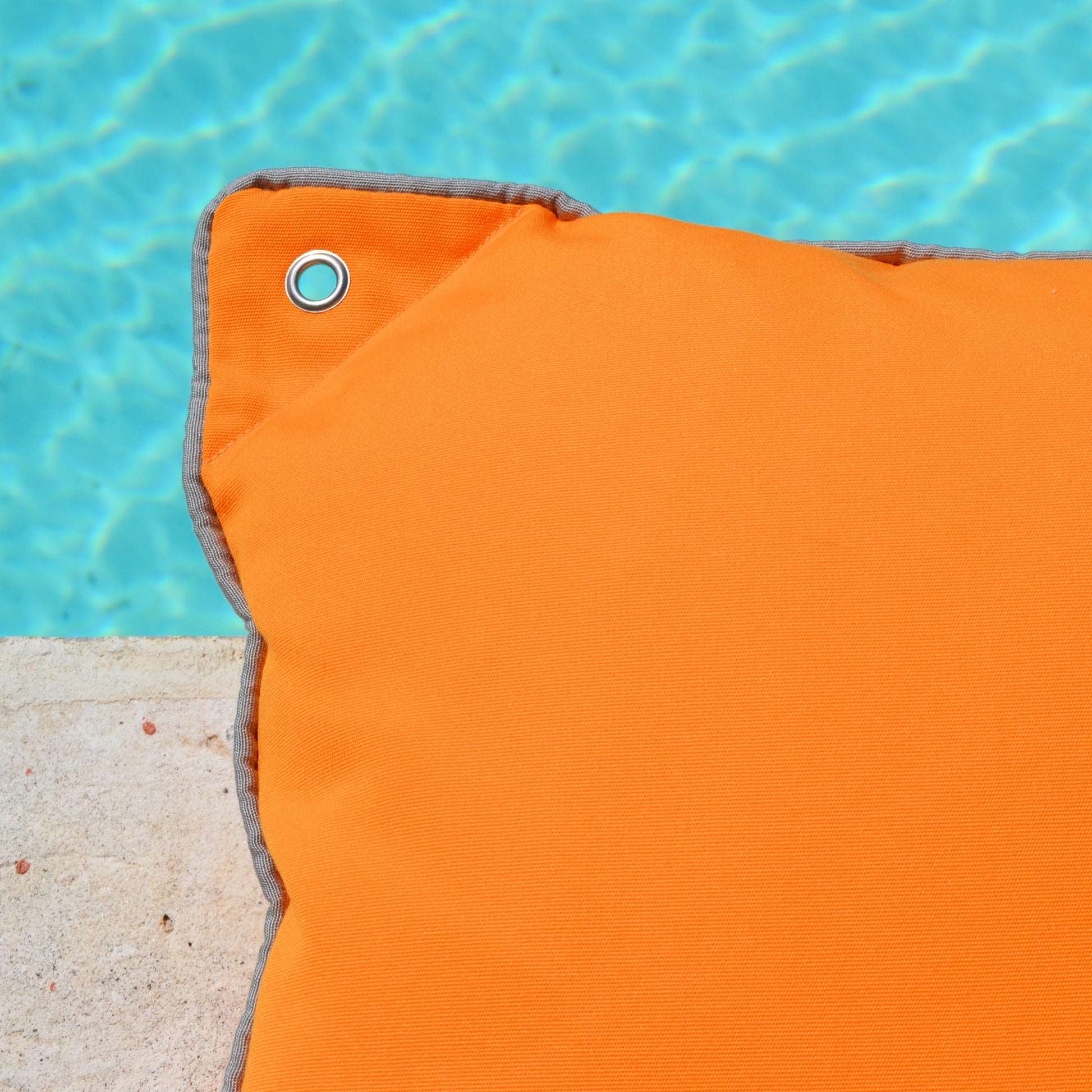 Yachtkissen Bootskissen, Farbe: Mandarinen Orange, Verwendung: Indoor, Outdoor, Yacht; Marke: chillisy; Hergestellt in Deutschland. Yacht cushion boat cushion, color: tangerine orange, use: indoor, outdoor, yacht; Brand: chillisy; Made in Germany. Worldwide shipping.