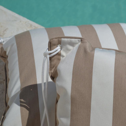 Beige weiß gestreifte Bootskissen, mit beiger Kederumrandung. Die Kissen sind mit einer rostfreien Öse aus Edelstahl ausgestattet, um diese mittels Tau am Boot zu befestigen.Das mitgelieferte Tau entspricht einer Länge von 150 cm, so dass das Kissen am Boot befestigt werden kann.