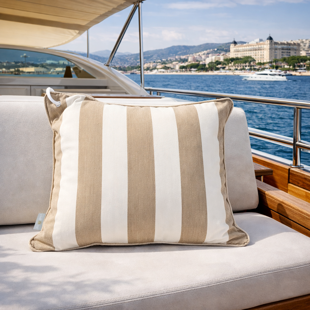 Beige weiß gestreifte Bootskissen auf Motoryacht - von chillisy. Die Kissen sind mit einer rostfreien Öse aus Edelstahl ausgestattet, um diese mittels Tau am Boot zu befestigen