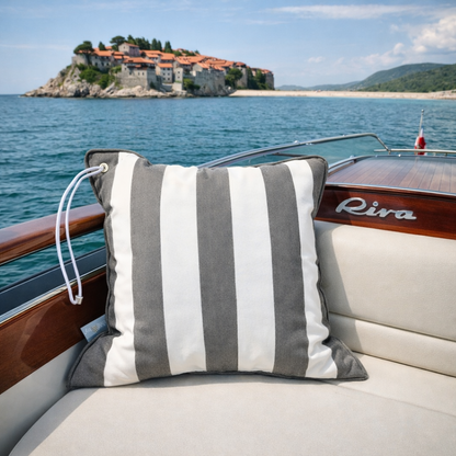 Grau weiss gestreiftes Yachtkissen auf Motoryacht vor Insel Sveti Stefan