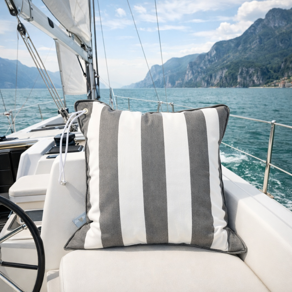 chillisy Yachtkissen grau weiss gestreift auf Segelboot auf dem Gardasee
