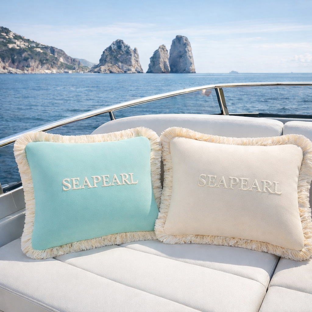 SEAPEARL Yachtkissen auf Mega-Motoryacht im Mittelmeer – personalisierte wetterfeste Bootskissen mit Fransen.