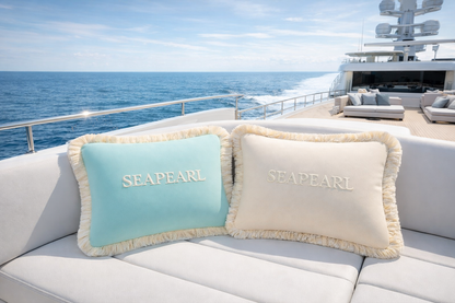 Luxuriöse Yachtkissen SEAPEARL mit Fransen auf einer Mega-Motoryacht auf dem offenen Meer – personalisierte wetterfeste Bootskissen Made in Germany.